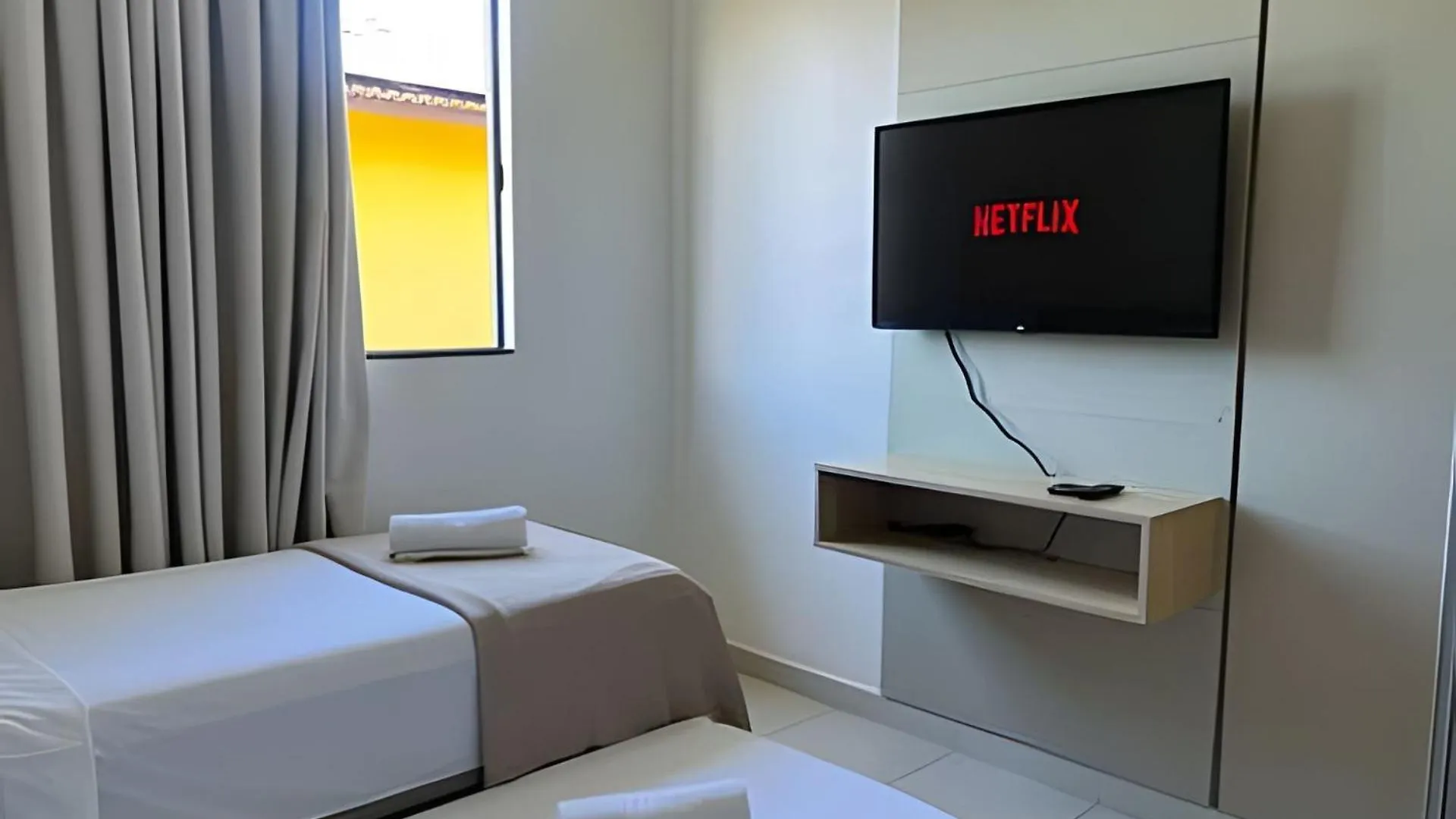 Em Frente A Praia; 2 Quartos; Wifi 300 Mbs; Ate 6 Pessoas; No 2 Pavimento; Estacionamento Gratuito 1 Carro Porto Seguro 0*,  Brazil